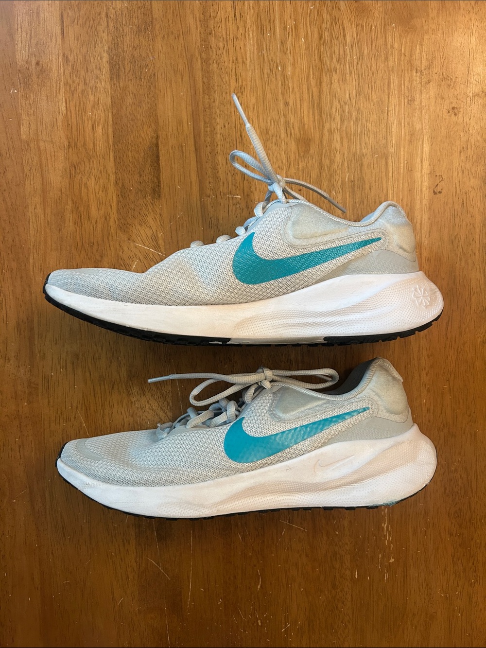Nike Light Gray and Teal Women's Running Shoes Size 10